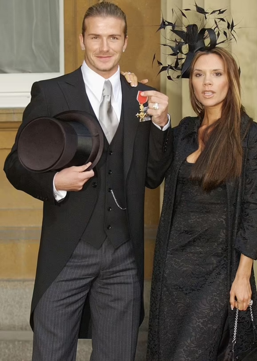 Дэвид Бекхэм после получения ордена Британской империи от королевы Елизаветы в Букингемском дворце в 2003 году