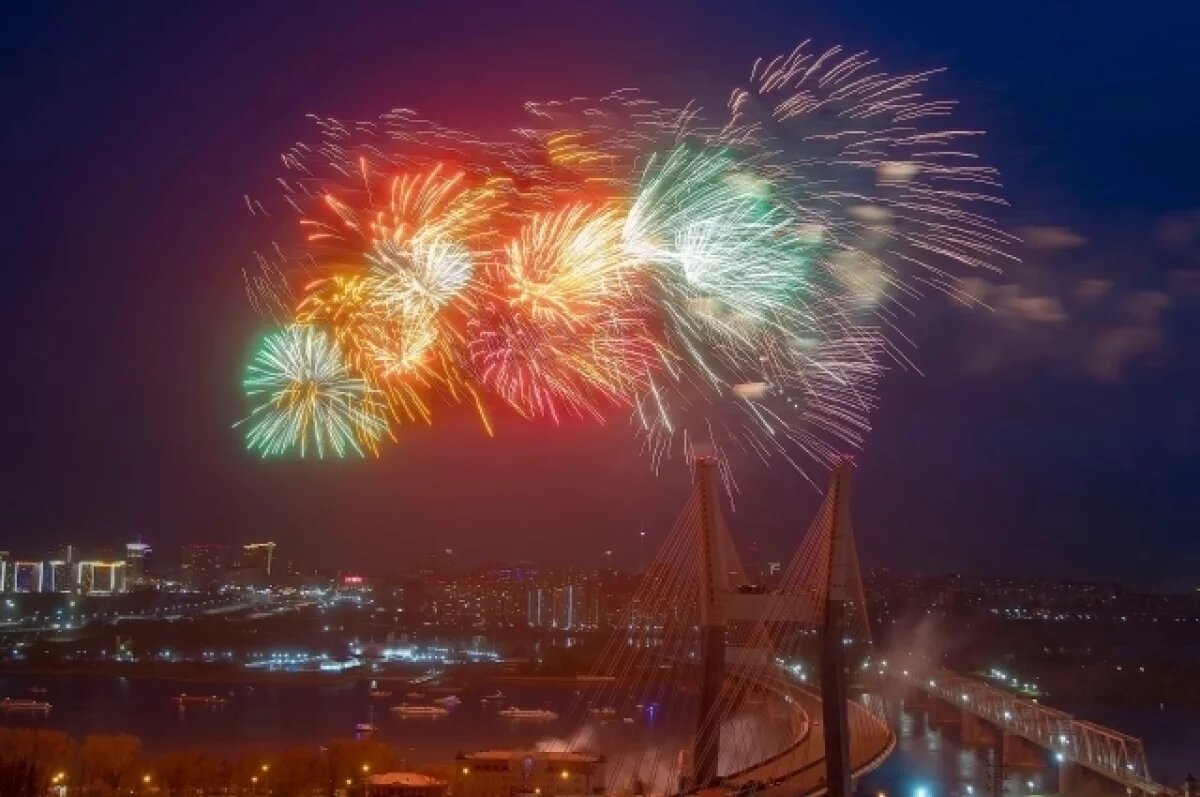    Салют из 30 залпов в честь 80-летия Победы прогремел в Новосибирске