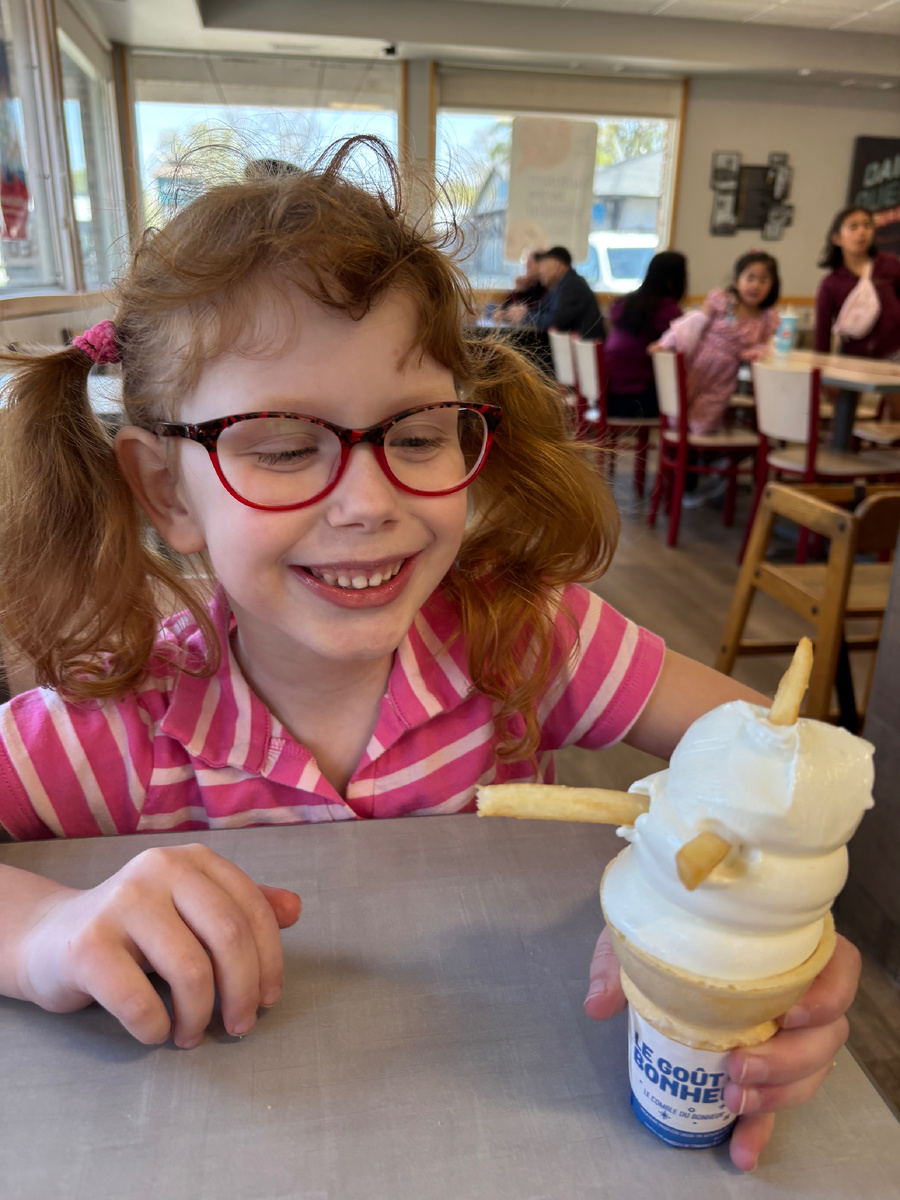 Любимая еда. Мороженое с картофелем фри. 