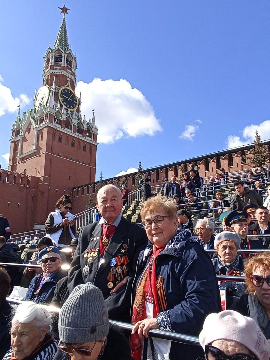    Супруги Саковичи на параде Победы в Москве, 9 мая 2025. Источник: t.me/aksp_ru