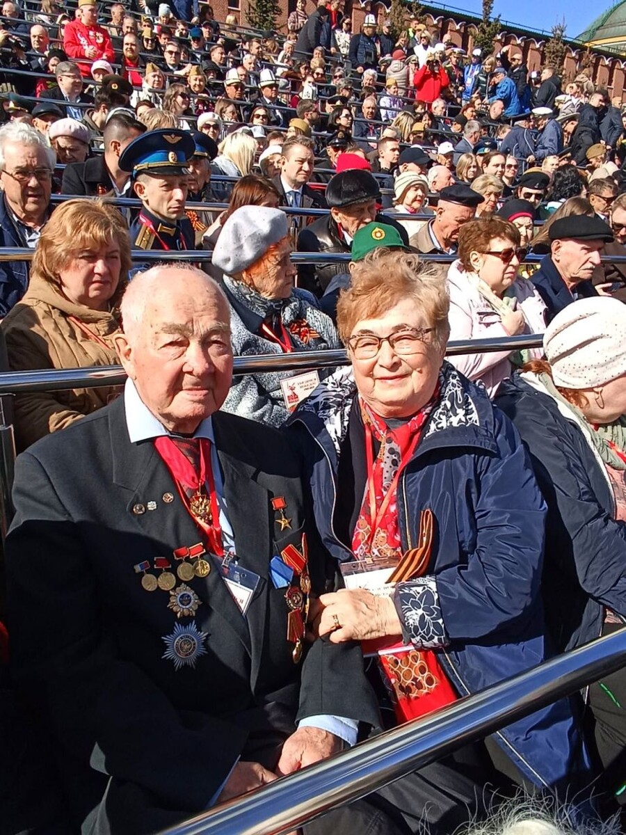    Супруги Саковичи на параде Победы в Москве, 9 мая 2025. Источник: t.me/aksp_ru