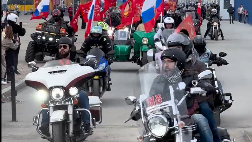    В Сургуте «Бессмертный автополк» собрал сотни машин и мотоциклов с портретами героев Великой Отечественной войны