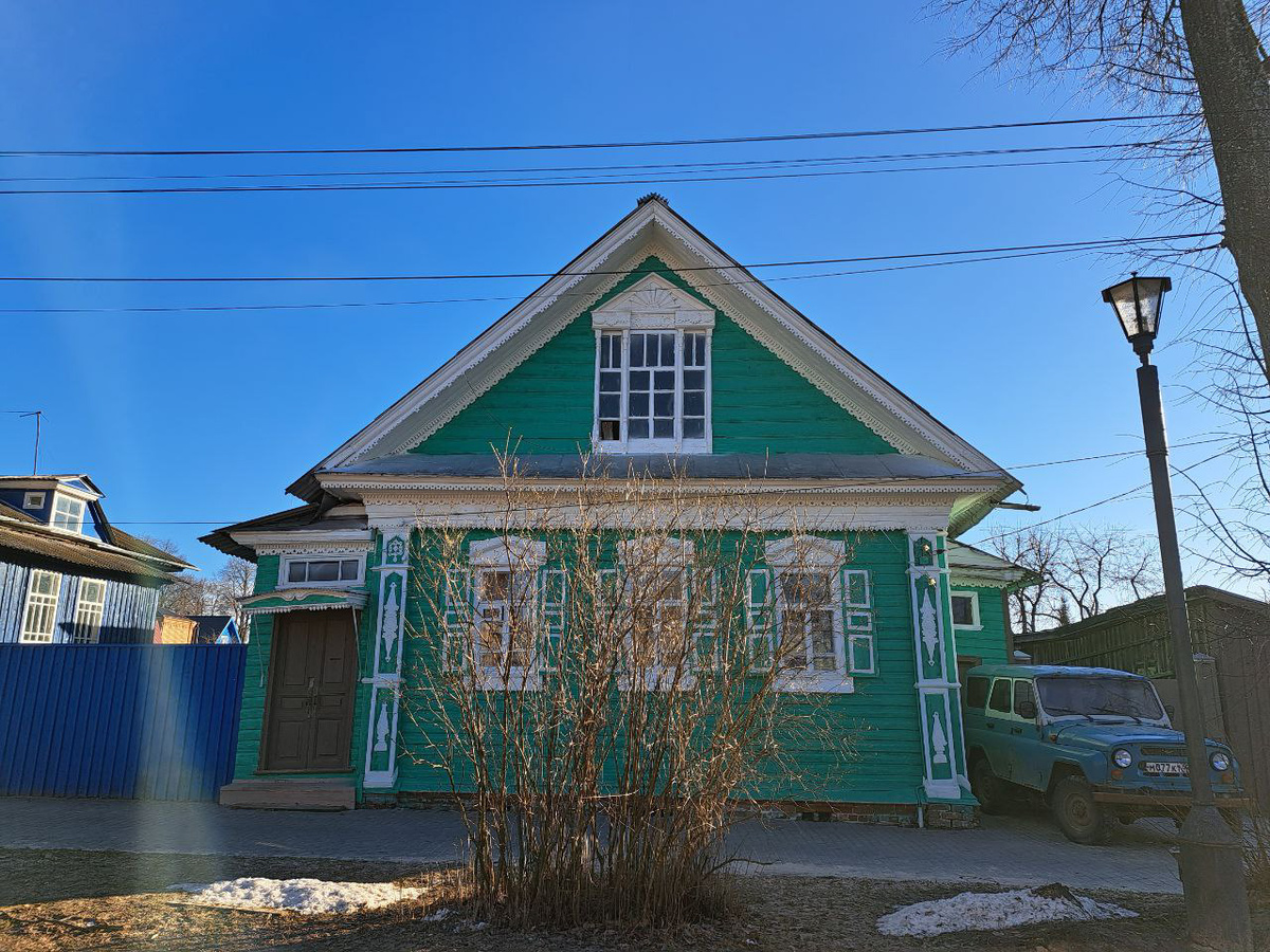 Дерево имеет свойство усыхать, поэтому после строительства дом дает усадку, которая может длиться от 1 до 3 лет..  Фото: Фото: ФедералПресс / Вера Романескул