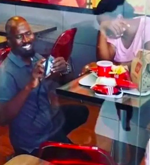 Гектор Мканси делает предложение / © Studio MoMa