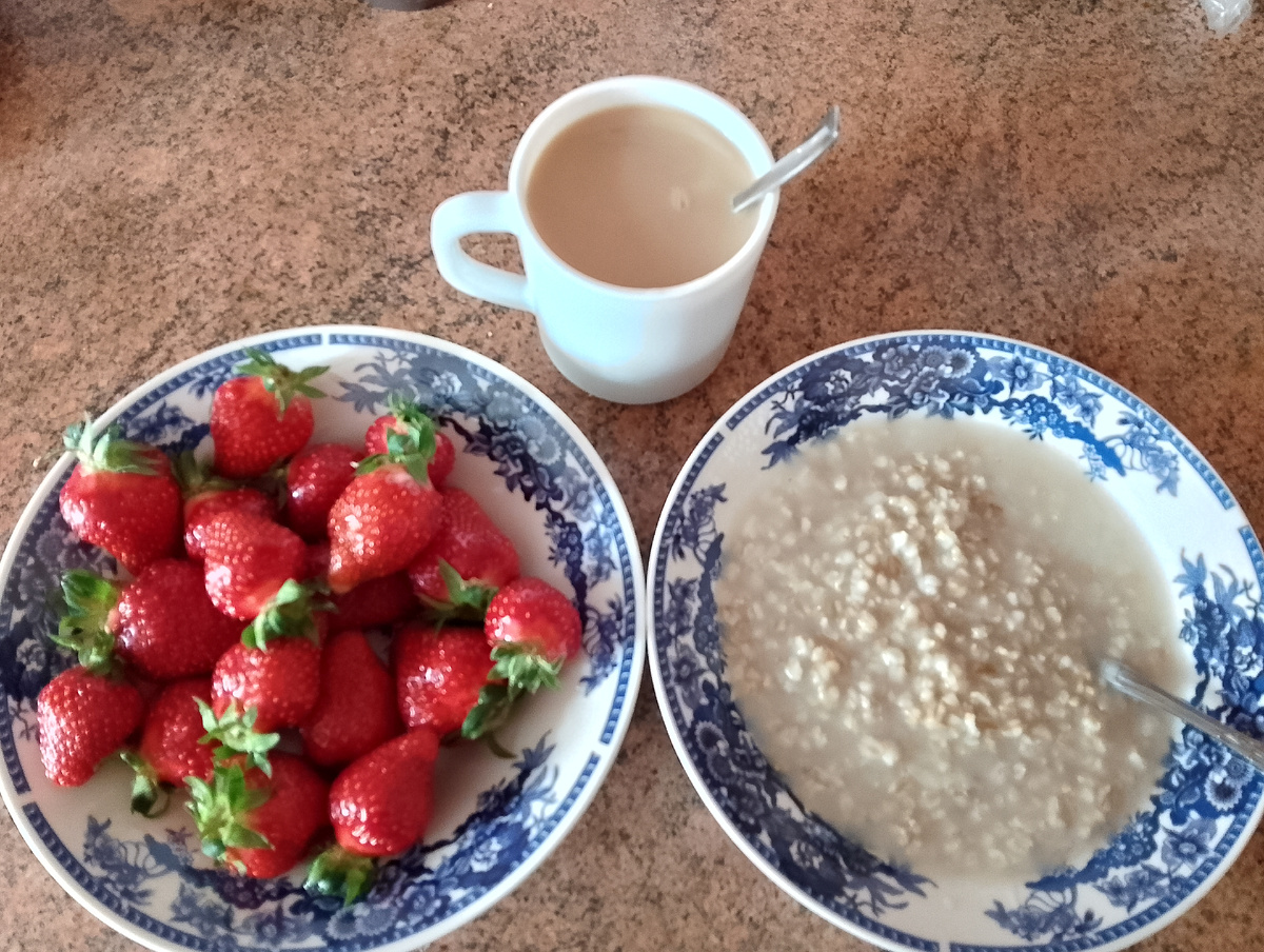 Для поднятия настроения меня порадовали клубничкой. Мой второй завтрак - долгая овсянка, клубника, кофе и бутерброды за кадром. Фото автора