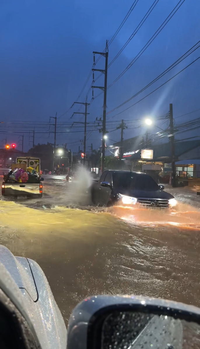 Проезжали только джипы и высокие грузовики