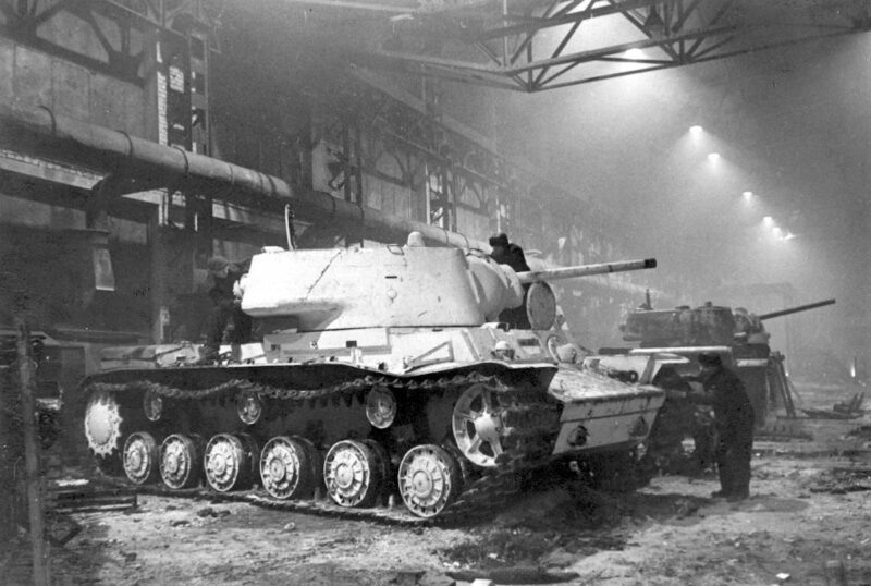 Танки KW-1 окрашиваются в зимний камуфляж на советском танковом заводе.
