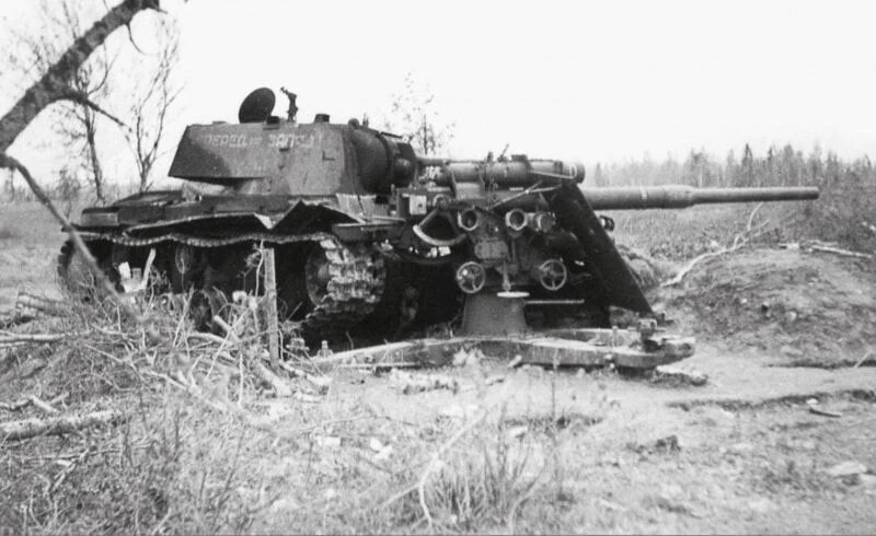 Клим Ворошилов 8 таранит Flak 18. КВ-8 представлял собой версию КВ-1 с огнеметной пушкой. На фото один из них протаранил 8,8-см Flak 18 под Воронежем, в 1942 году, прежде чем его удалось вывести из строя.