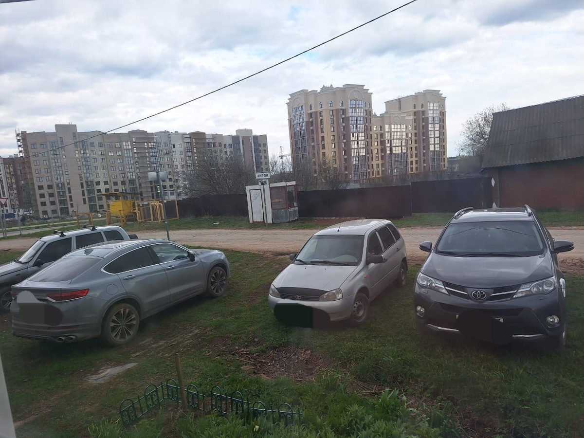Наша автостоянка на фоне города