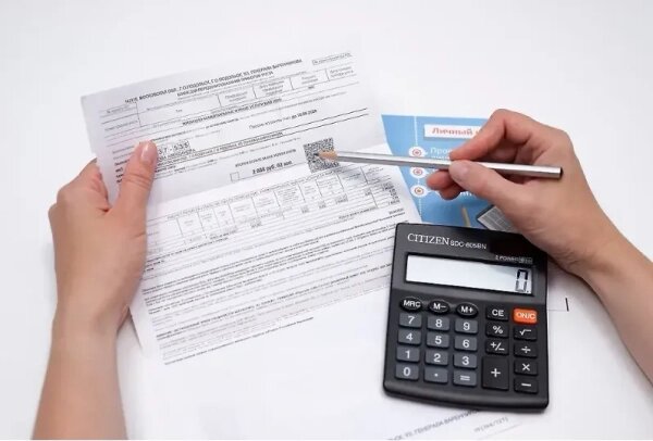 Счета ЖКХ. Обложка © Shutterstock / FOTODOM / igorykor