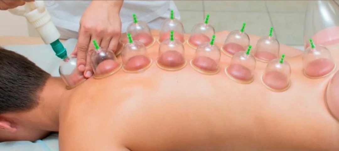 Масла для кожи — это натуральные вещества, которые содержат витамины, минералы и полезные жиры. Они хорошо питают, защищают и восстанавливают кожу.

Есть много разных масел для кожи. Вот некоторые из них:

Кокосовое масло: делает кожу мягкой и увлажненной, успокаивает её после солнца.

Персиковое масло: легко наносится, подходит для чувствительной кожи и области вокруг глаз.

Миндальное масло: подходит для всех типов кожи, даже для чувствительной.

Масло виноградной косточки: богато витамином Е, помогает бороться с признаками старения.

Касторовое масло: смягчает кожу благодаря особым веществам.

Масло зародышей пшеницы: помогает улучшить кровообращение, уменьшает неровности кожи и предотвращает растяжки.

Масло жожоба: хорошо работает на сухой, проблемной и чувствительной коже.

Масло чёрного тмина: уменьшает воспаления, подходит для проблемной кожи.

Масло авокадо: снимает воспаления, помогает коже восстанавливаться.

Масло какао: подходит для массажа и ухода за очень сухой кожей.

Масла подходят для всех типов кожи. Но если у вас жирная или проблемная кожа, выбирайте масла, которые не забивают поры.

Перед тем как использовать масла, лучше посоветоваться с врачом или косметологом.