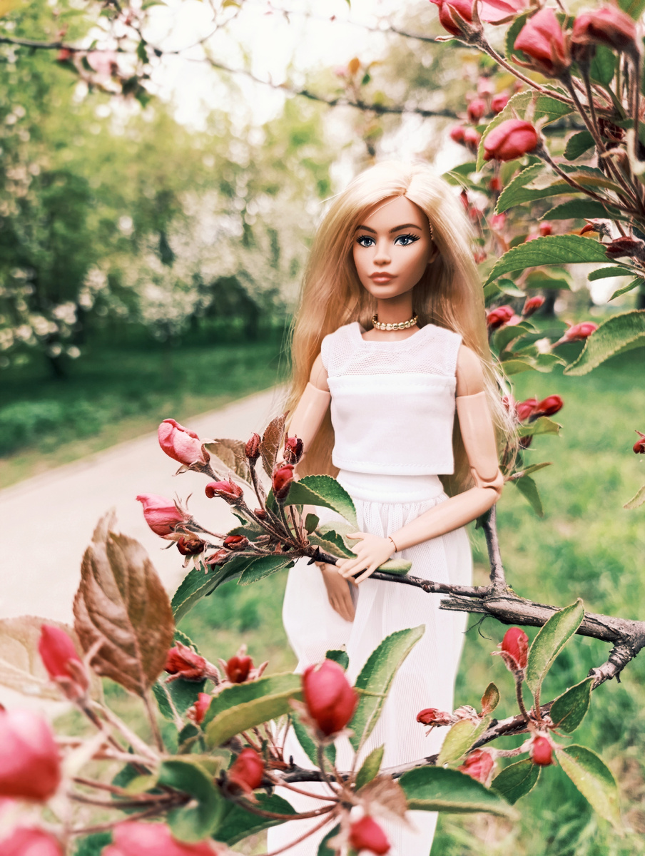 Нераспустившиеся бутоны напоминали ярко - розовые миниатюрные розочки