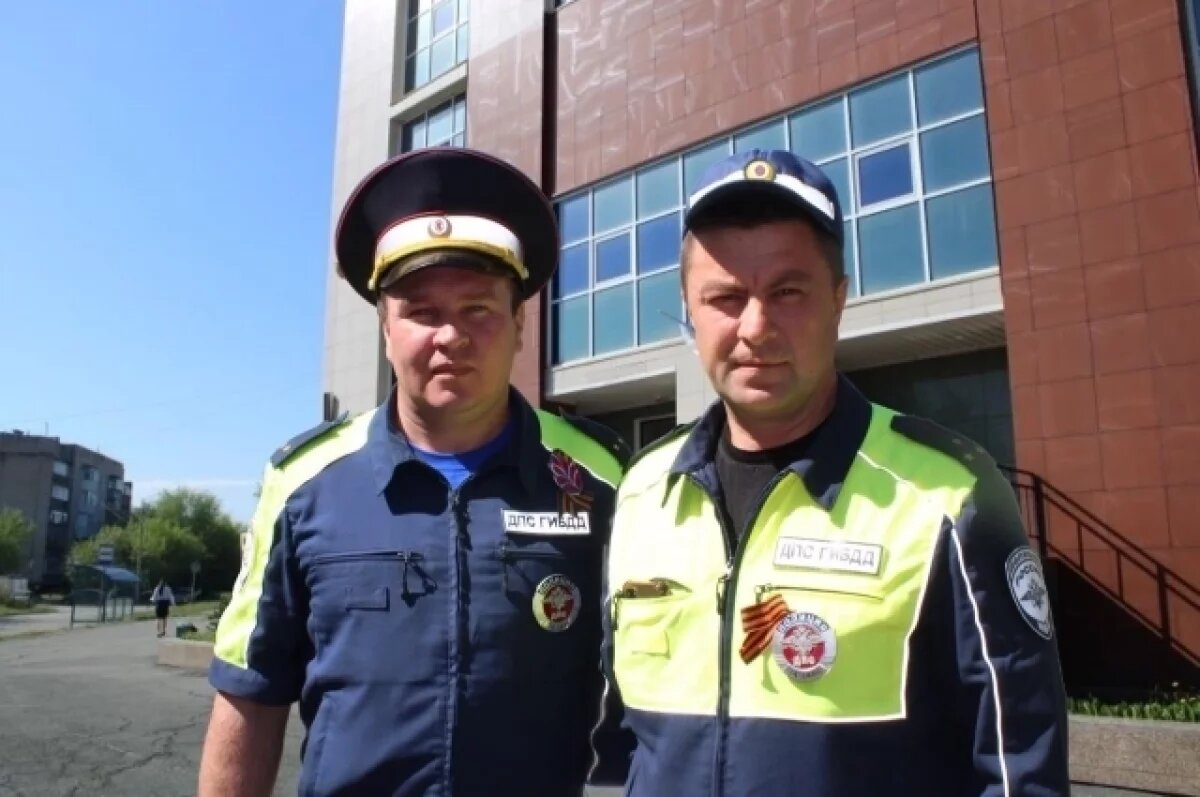    Челябинка поблагодарила инспекторов ДПС за спасение жизни своего отца