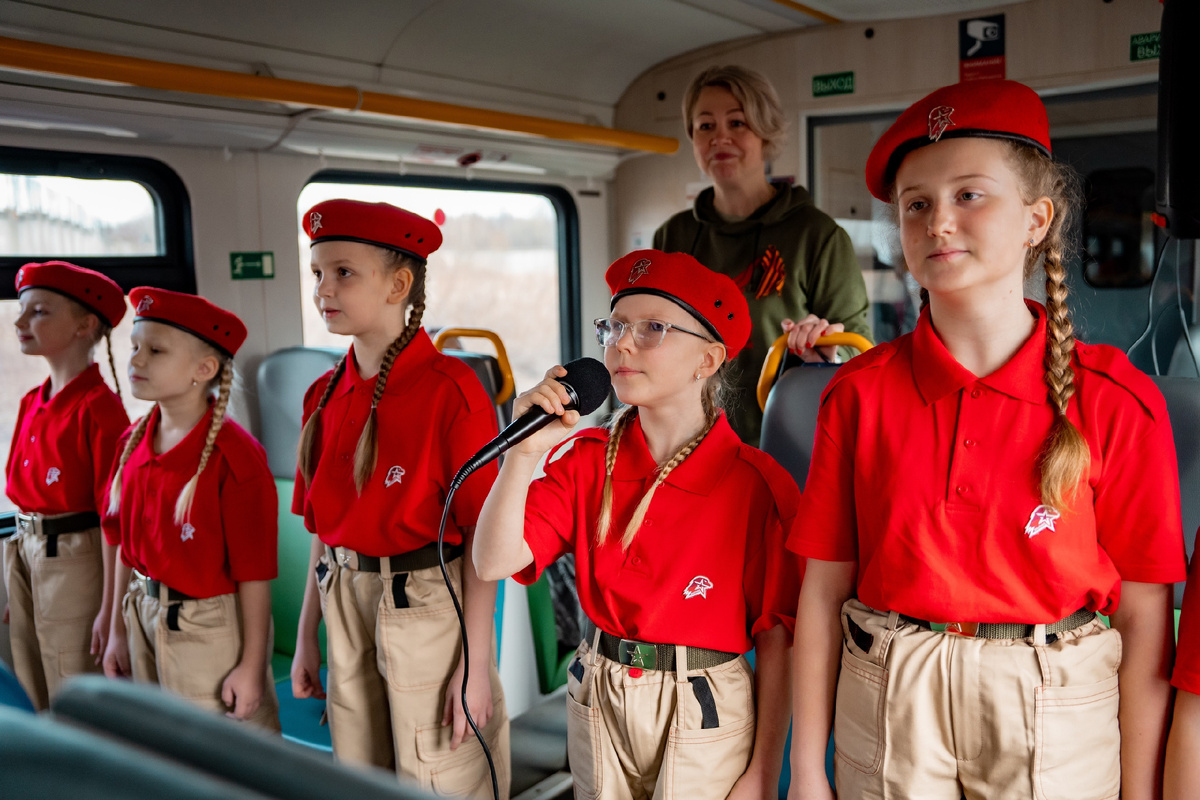 Юнармейцы вокальной студии «Милара» исполнили песни военных лет. Фото: Центр «Патриот»