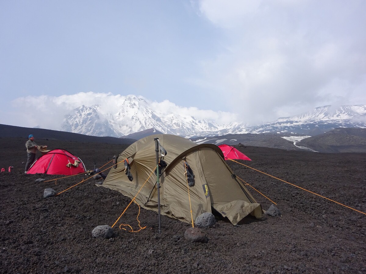 Моя палатка Normal Lotus 1,5 на Камчатке на подходе к вулкану Плоский Толбачик.