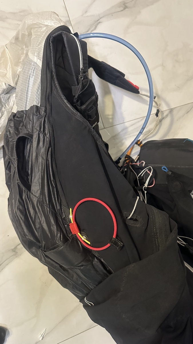 Ручка парашюта, расположенная под подвеской