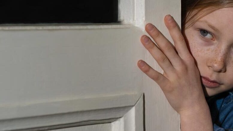    Яркие краски жизни Алисы сменились на тёмные тона: ей было страшно и неприятно идти в школу, общаться с некоторыми сверстниками. Фото: Freepik