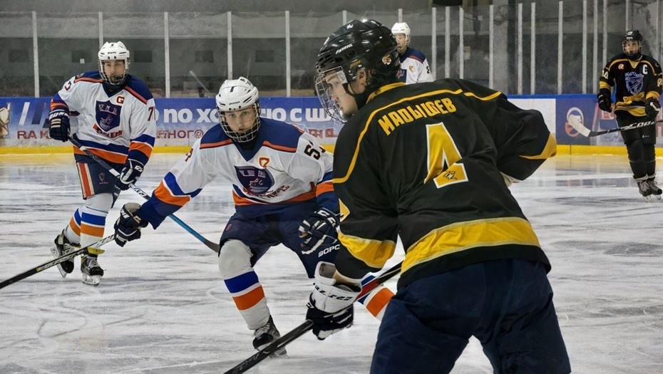    Экс-хоккеист СКА Василий Малышев (на переднем плане) во время матча. Автор фото: Личный архив Василия Малышева / championat.com