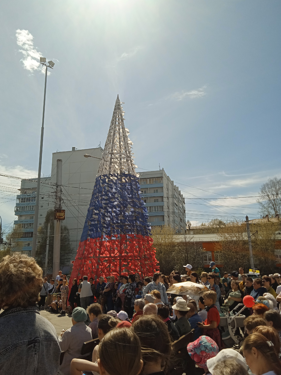 Праздник возле ТРЦ.