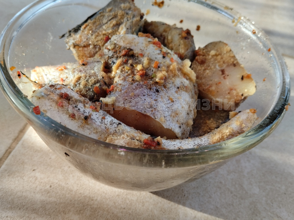 В таком маринаде рыбка отправилась мариноваться., но это не обязательно, можно готовить и сразу, Просто, в тот день мне готовить не требовалось.