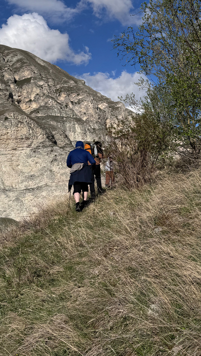 спуск по исторической тропе к реке Тляратинка от туристического комплекса Old Sivukh 