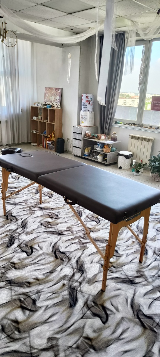 Всем привет!Хочется поделиться собственными наблюдениями и ощущениями. За 3 недели я совершил гипер-прыжок сознания и навыков. У меня наконец появилось свободное время для себя, для изучения того, куда меня сильно тянет. Ни спроста меня потянуло в Хроники Акаши. Во время целительства мне и ранее передавалась информацию от источника, но я не всегда её мог "переварить" и правильно понять. С изучением Хроник Акаш у меня появилось больше понимания как это работает. Мне начали передавать фразы, которые я должен передать клиенту "слово в слово". Начали давать больше указаний для более эффективной процедуры исцеления. И это круто, я получаю от процесса всё больше удовольствия, хотя казалось бы, куда уже больше) продолжаю изучать Хроники. Пока отдельной процедуры не делаю, но кто знает, возможно, скоро) пока хочется больше практики.Всем добра!