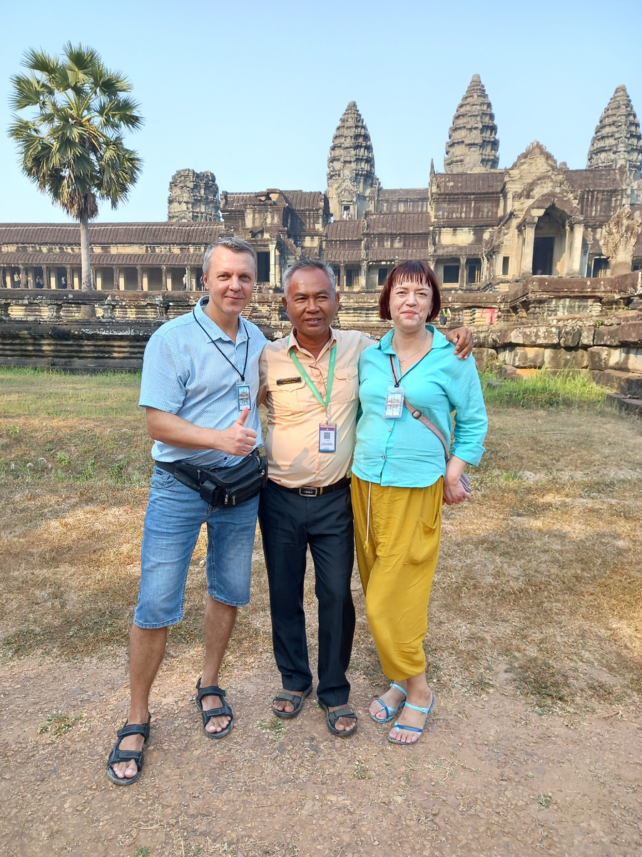 В центре между нами камбоджийский гид ВиБол. Храм Ангко Ват. Камбоджа.