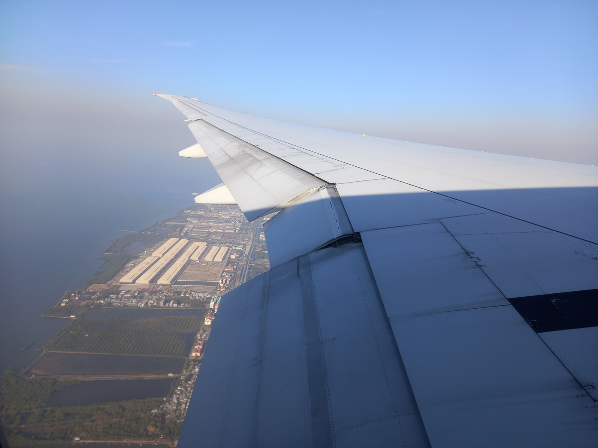 Под крылом самолета аэропорт города Бангкок. Таиланд.