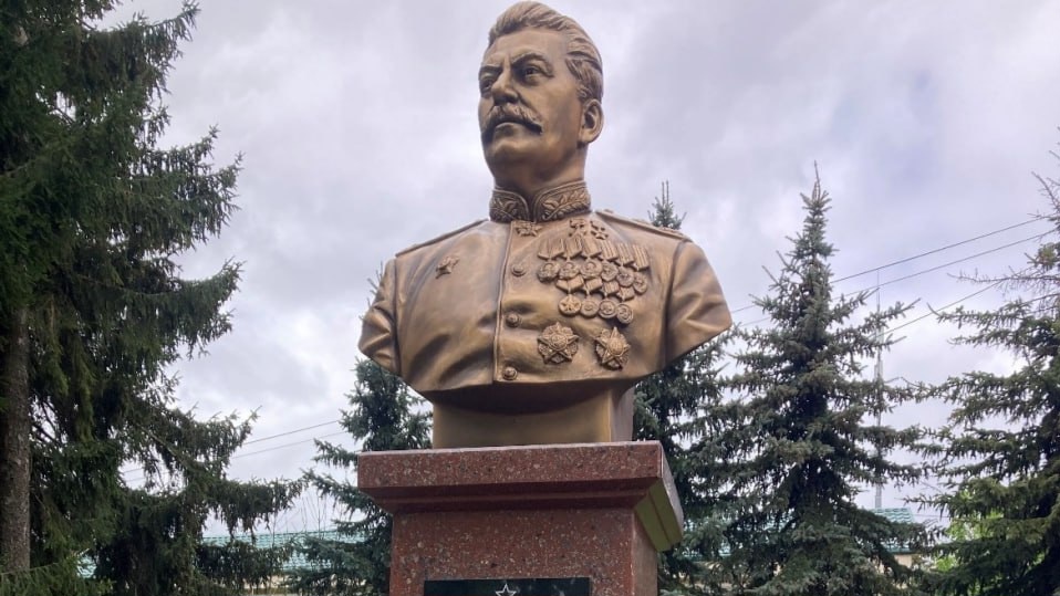 Цветы Верховному Главнокомандующему - товарищу Сталину!