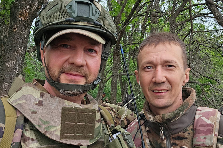    С погибшим Ильнуром Хаертдиновым (Фаза).   
Фото предоставлено Ильдаром Шамсутдиновым