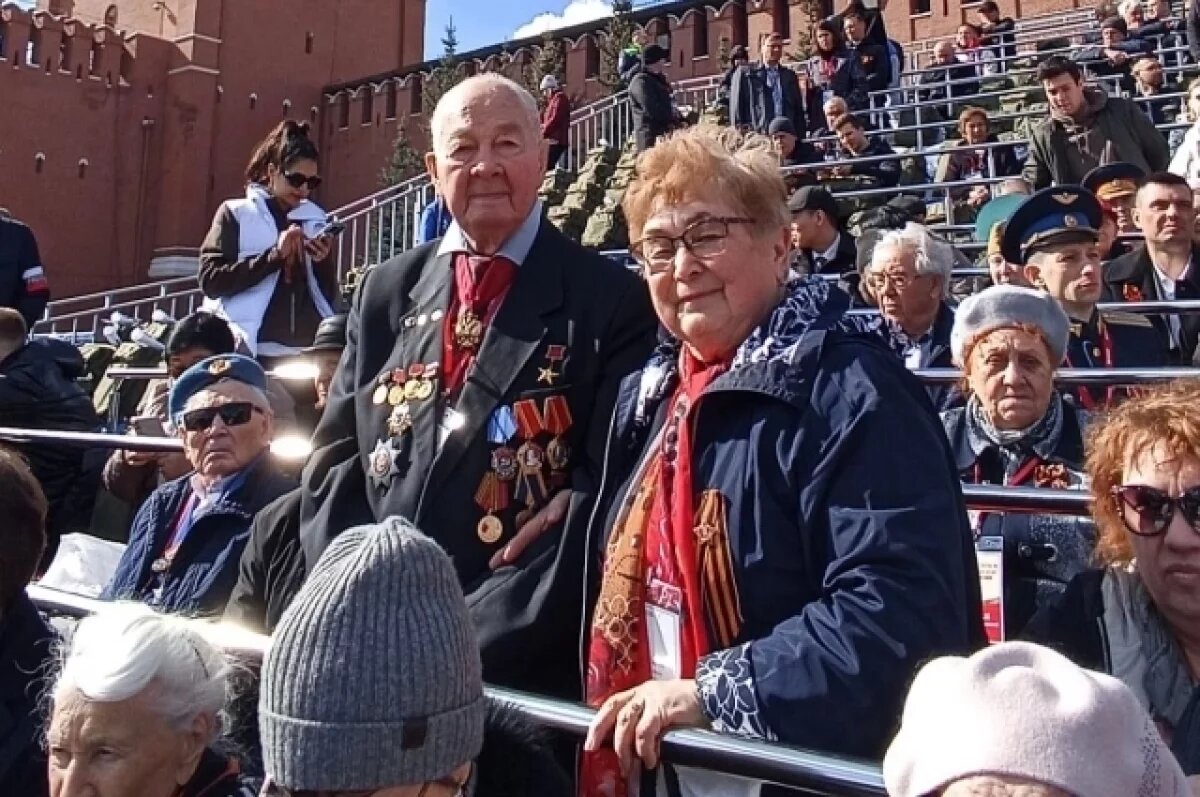    Ветеран из Алтайского края смотрел Парад Победы с трибун на Красной площади
