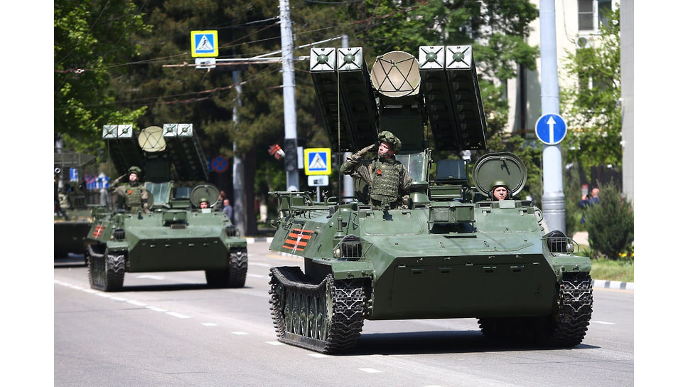 В мероприятии принимали участие 80 единиц ретро- и современной военной, а также спецтехники, что стало рекордом новороссийского парада.📷Фото: Пресс-служба администрации Краснодарского края