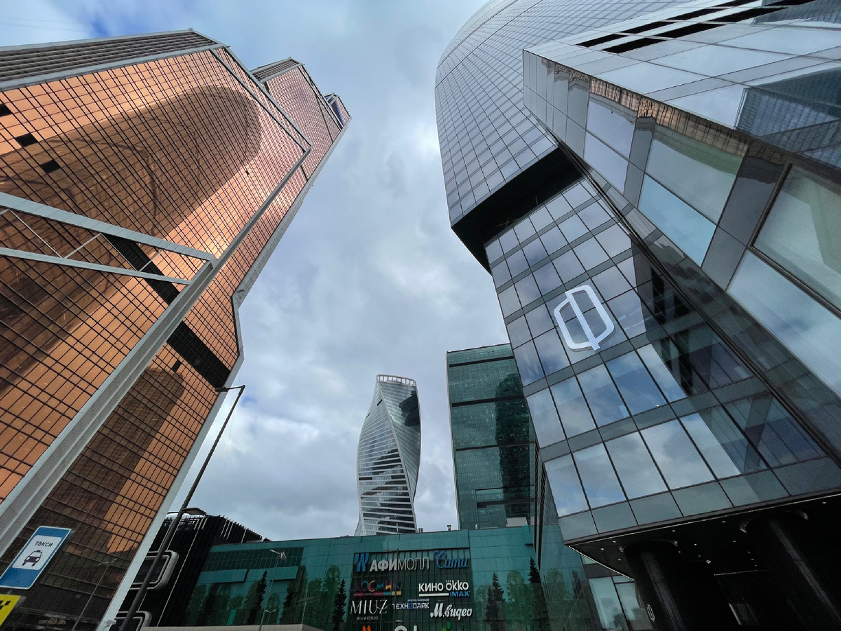 В университетах чаще внушают абстрактные представления об инженерной специальности, в результате чего вдохновленные студенты не видят коллаборации точности и творчества в своих направлениях и уходят, пропадая как ценный ресурс. С опытом понимаю, что преподаватель должен дать указания о выходе из профессионального лабиринта. 