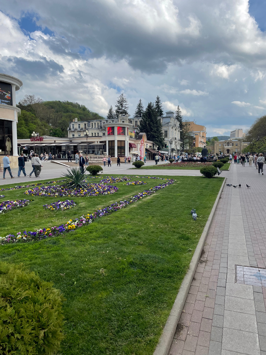 в конце этой аллеи Нарзанная Галерея