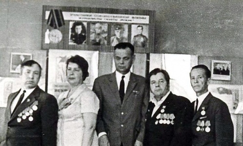 В музее газеты на фоне стенда «Участники Великой Отечественной войны - журналисты газеты «Искра» (слева направо): Павел Ладыгин, Елена Юрьева, Иван Юрьев, Александр Шадрин, Алексей Порозков. 1975 год