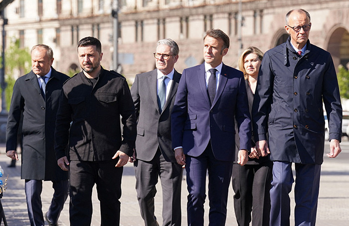    Дональд Туск, Владимир Зеленский, Кир Стармер, Эммануэль Макрон, Елена Зеленская и Фридрих Мерц (слева направо). Stefan Rousseau/REUTERS