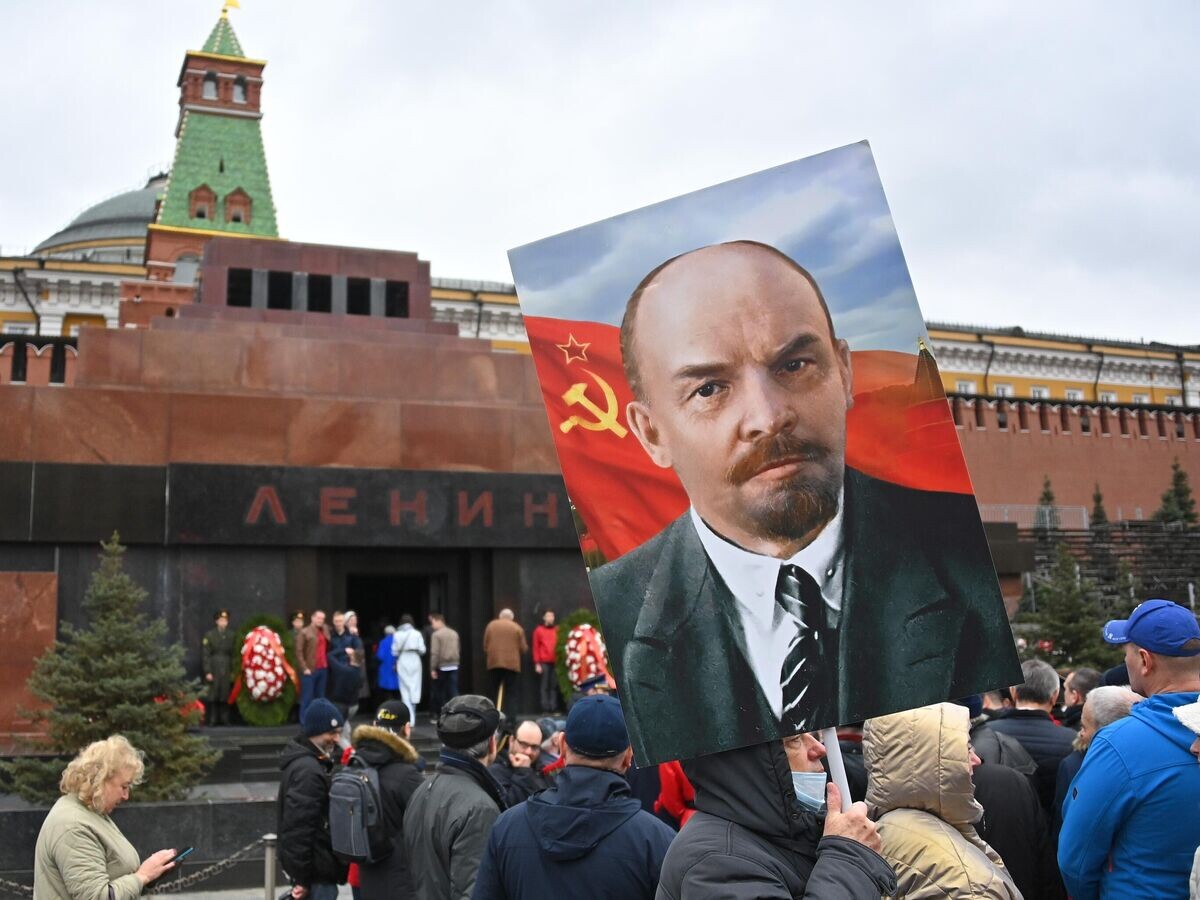    Люди на церемонии возложения цветов к Мавзолею В. И. Ленина на Красной площади в день 152-й годовщины со дня рождения В. И. Ленина© РИА Новости / Евгений Одиноков