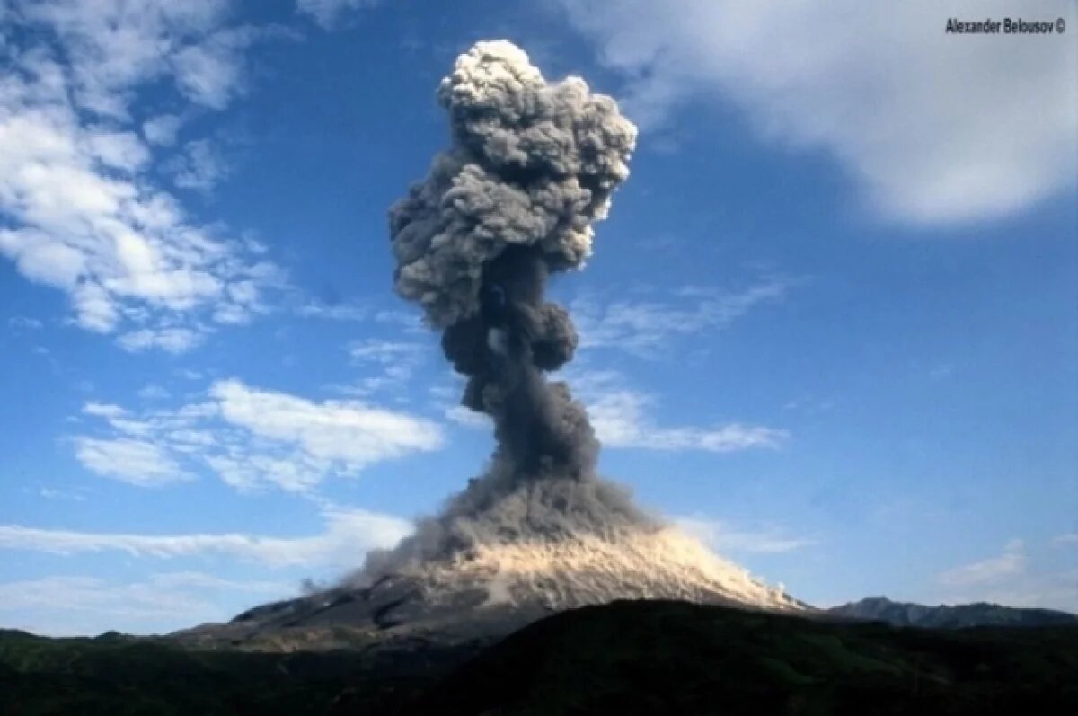    Карымский вулкан на Камчатке выбросил пепел на 3,5 км в высоту