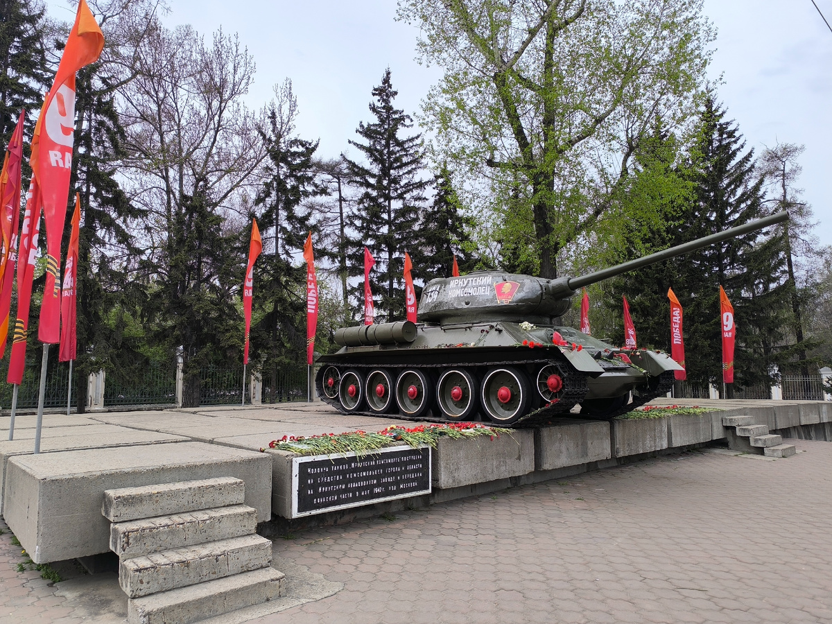 На углу улиц Декабрьских Событий и Советской на постаменте установлен танк Т-34-85 под номером 4100855 1944 года выпуска. (© Анна, «Маяк энерджайзера»)