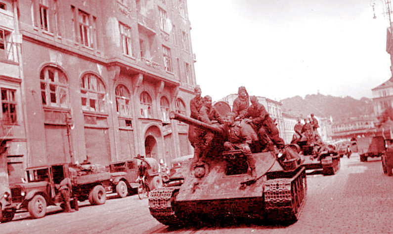 Колонна Т-34 из состава 10-го Гвардейского Уральского добровольческого танкового корпуса на улицах Львова.