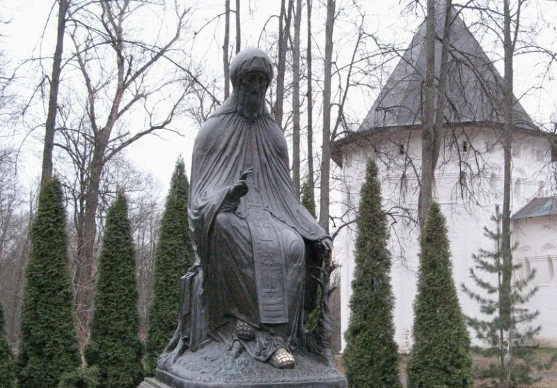 Памятник Савве в Сторожевском монастыре.
