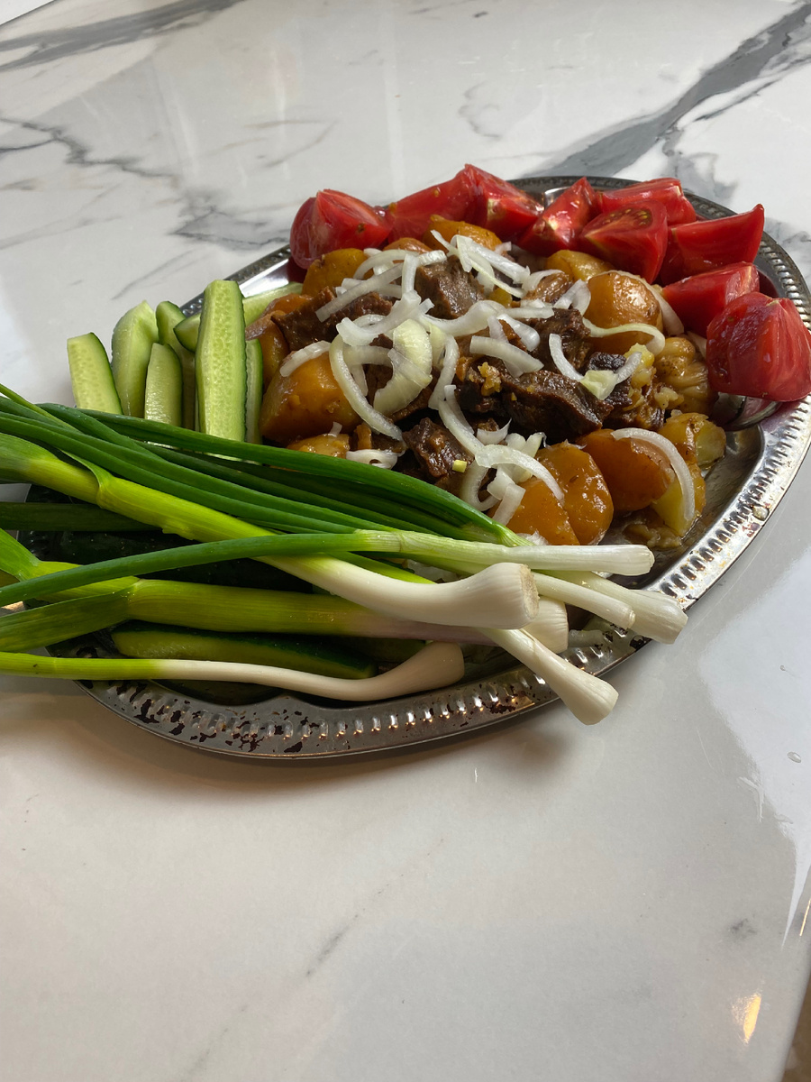 Мясо с картошкой в казане.