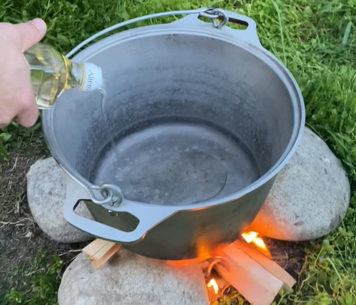 Налить масло и разогреть.