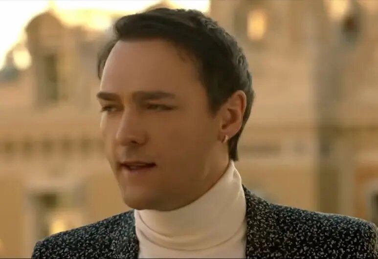    Фото: кадр клипа Юрий Шатунов — А лето цвета