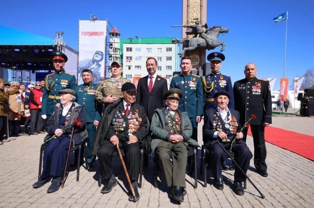    Ветераны Великой Отечественной войны и герои СВО приняли участие в митинге. Фото: Telegram-канал Айсена Николаева