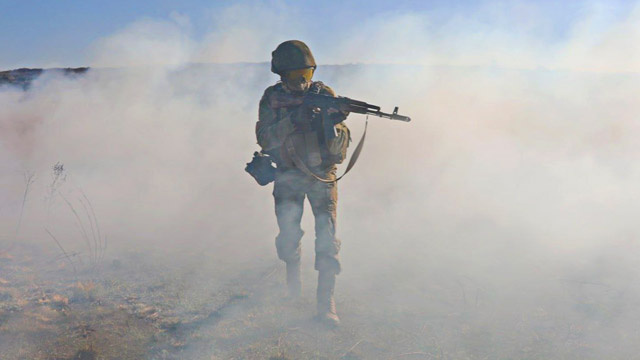 Действия в дыму от ручной дымовой гранаты (фото из открытых источников)