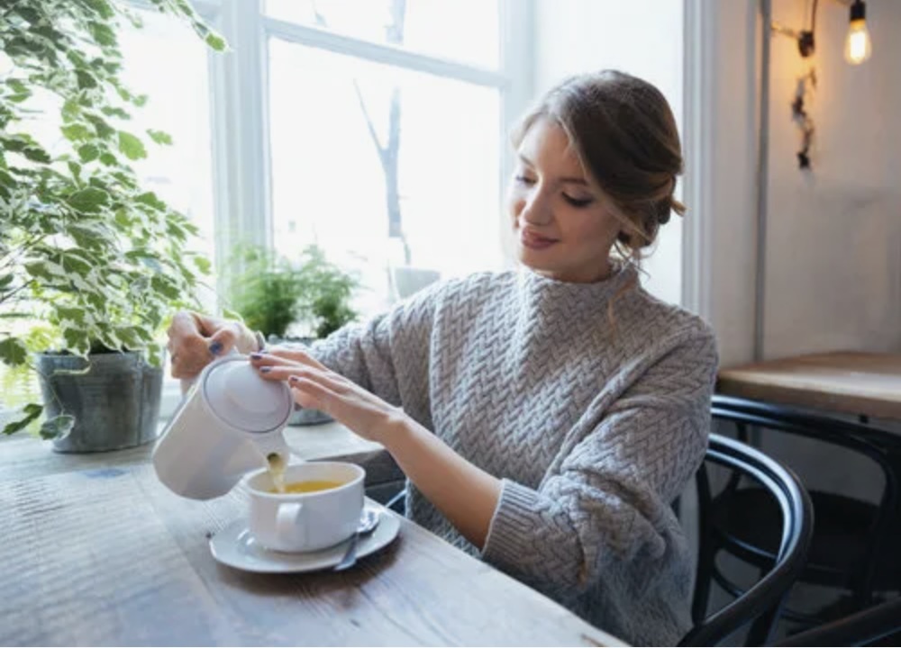 💡 Даже пара растений на подоконнике может заменить 10 минут медитации — особенно, если вы за ними ухаживаете с любовью.