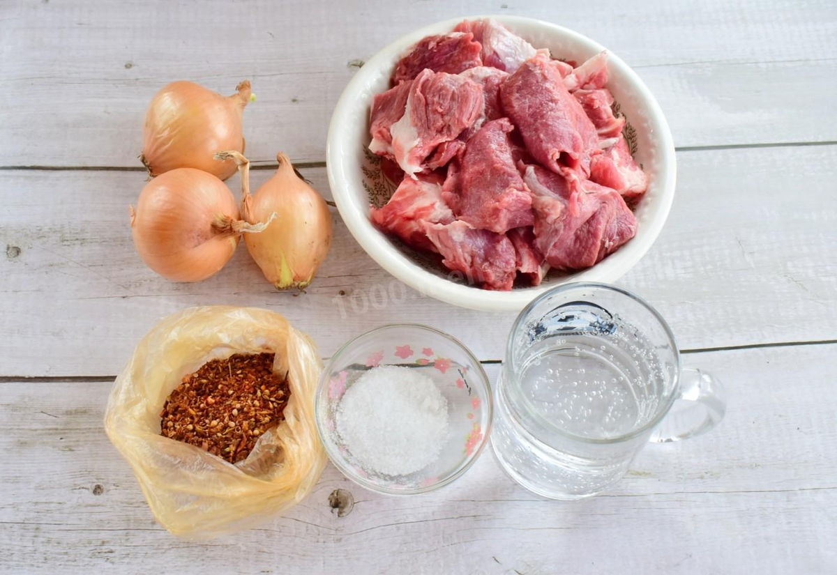 Как сделать шашлык на минералке из свинины с луком? Подготовьте для этого необходимые ингредиенты. Свинину выбирайте без костей. Идеальным вариантом будет шея. Но можно взять и окорок. Свинину вымойте в проточной воде, обсушите и заранее нарежьте на кусочки, вырезая прожилки, если есть.