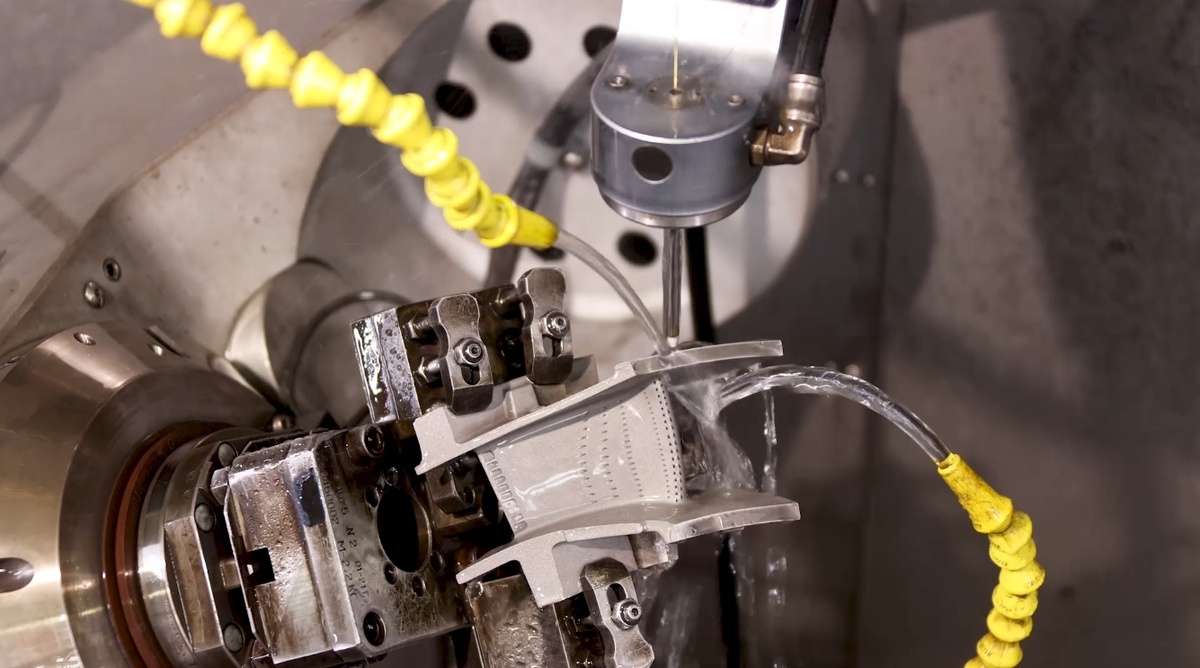   ОДК показала изготовление охлаждающих отверстий в лопатках турбины авиадвигателей ПД-8 и ПД-14