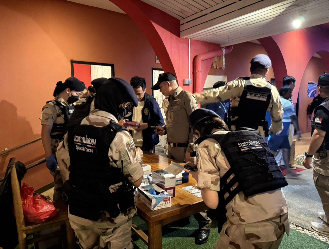 На фото: полиция совершает внезапный рейд на шумную вечеринку у бассейна в Паттайе. Веселье 200 индийских туристов было прервано прибывшими правоохранителями.